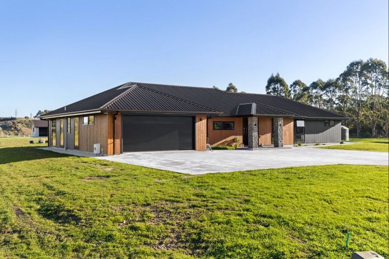 Photo of property in 230 Valley Views, Fitzherbert, Palmerston North, 4472