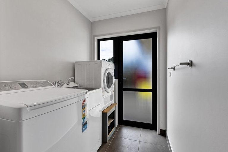 Photo of property in 3 Larlin Heights, Hawera, 4675