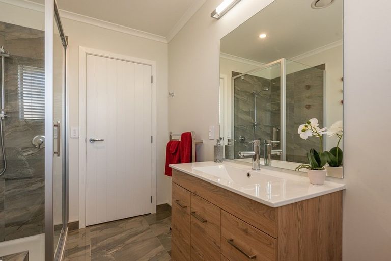 Photo of property in 15 Tapuhikura Street, Waikanae, 5036