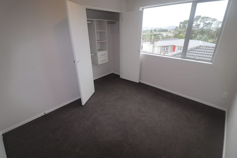 Photo of property in 2b Crystal Avenue, Te Atatu South, Auckland, 0602