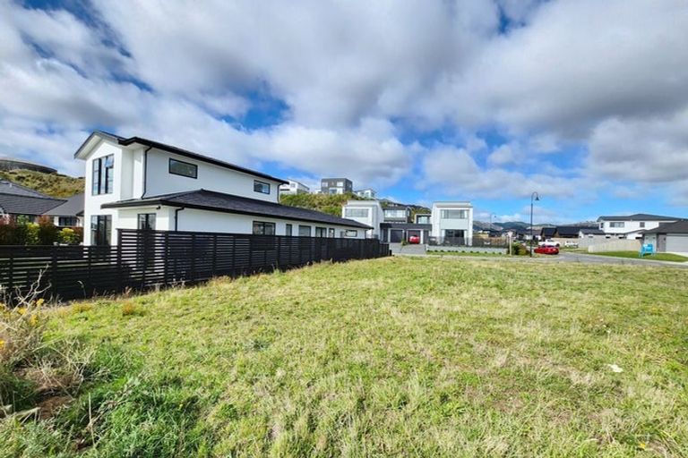Photo of property in 1 Kaiaho Close, Aotea, Porirua, 5024