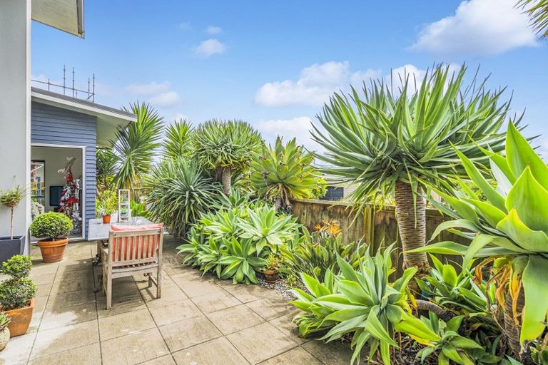 Photo of property in 18 Olliver Grove, Waikanae Beach, Waikanae, 5036