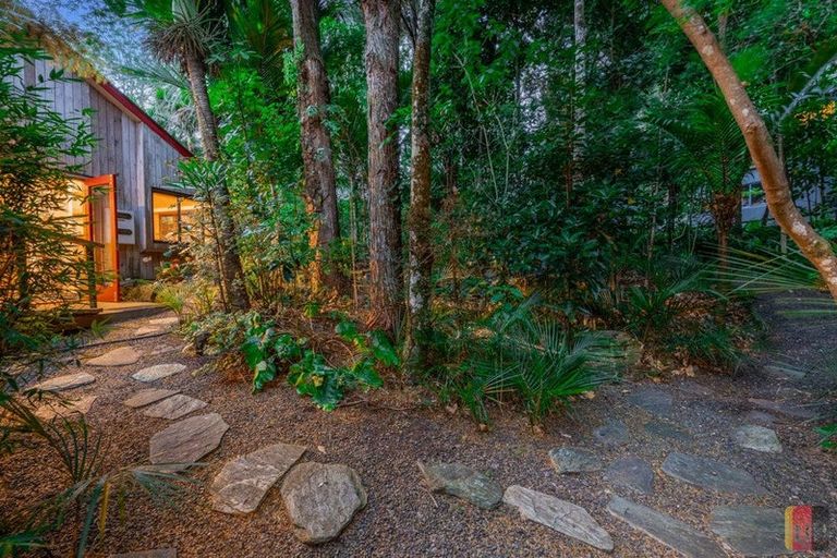 Photo of property in 14 Kingsclere Place, Goodwood Heights, Auckland, 2105