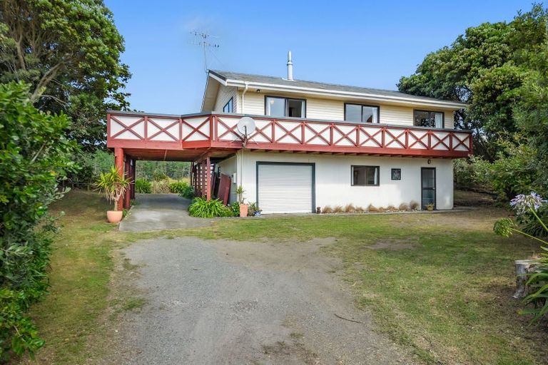Photo of property in 19 Colenso Place, Otaki Beach, Otaki, 5512