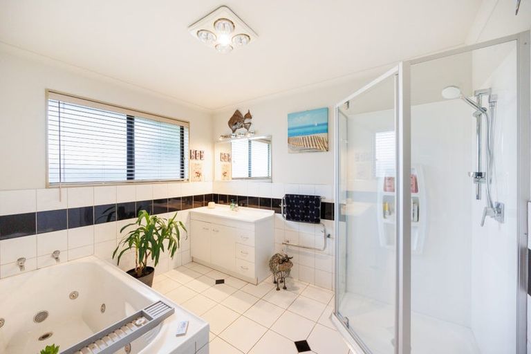 Photo of property in 12 Walnut Grove, Kelvin Grove, Palmerston North, 4414