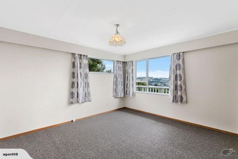 Photo of property in 28-28b Jane Grove, Paparangi, Wellington, 6037