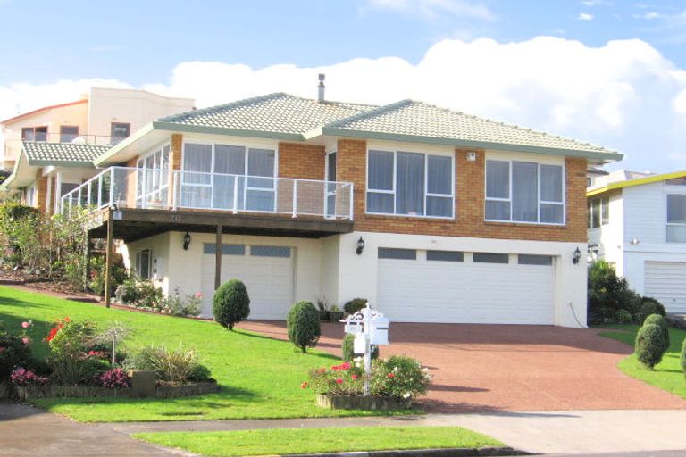 Photo of property in 20 Lobelia Rise, Goodwood Heights, Auckland, 2105