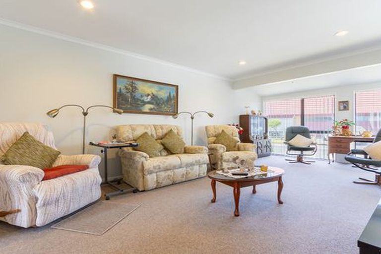 Photo of property in Rangeview Villas, 10/9 Fuller Close, Levin, 5510