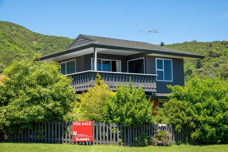 Photo of property in 102 Moana View Road, Waikawa, Picton, 7220