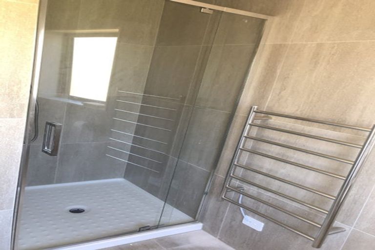 Photo of property in 12a Diana Drive, Glenfield, Auckland, 0627