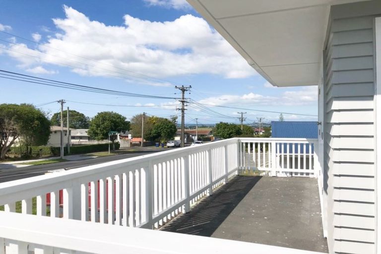 Photo of property in 72 Waimumu Road, Massey, Auckland, 0614