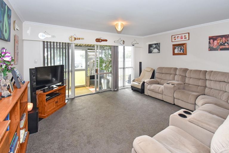 Photo of property in 2/20 Gibbons Road, Weymouth, Auckland, 2103
