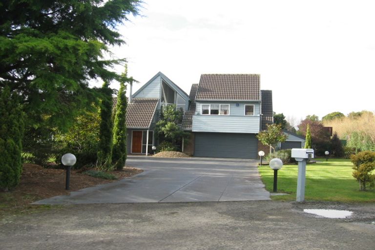 Photo of property in 16 Waicola Drive, Fitzherbert, Palmerston North, 4471