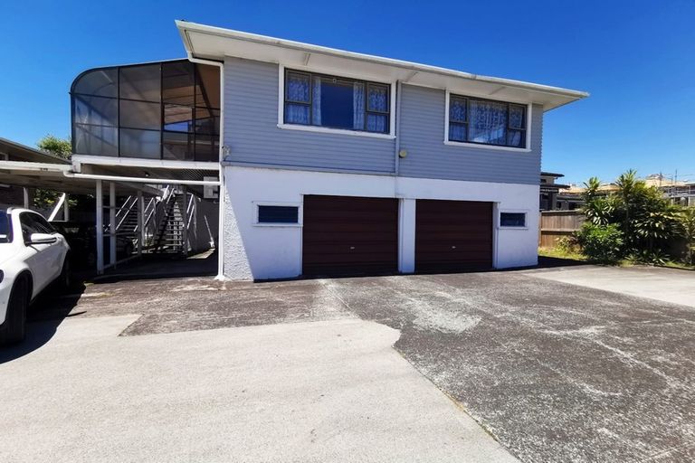 Photo of property in 2/275 Te Atatu Road, Te Atatu South, Auckland, 0610