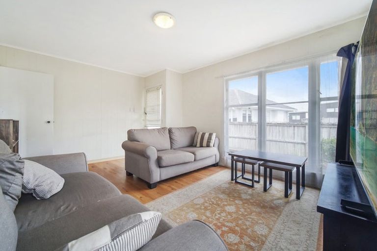 Photo of property in 5 Shamrock Lane, Te Atatu Peninsula, Auckland, 0610