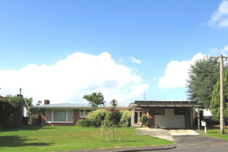 Photo of property in 52 Covil Avenue, Te Atatu South, Auckland, 0610