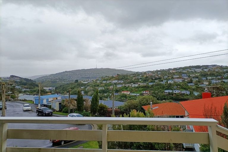 Photo of property in 42 Turville Crescent, Newlands, Wellington, 6037