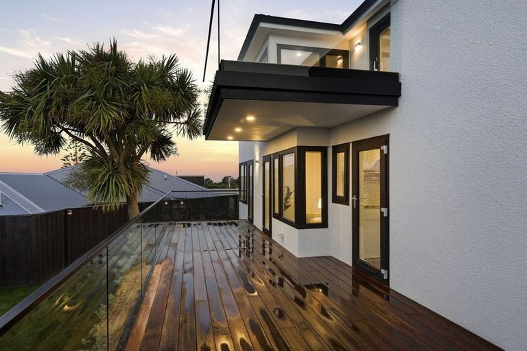 Photo of property in 5b Madeley Road, Mount Pleasant, Christchurch, 8081