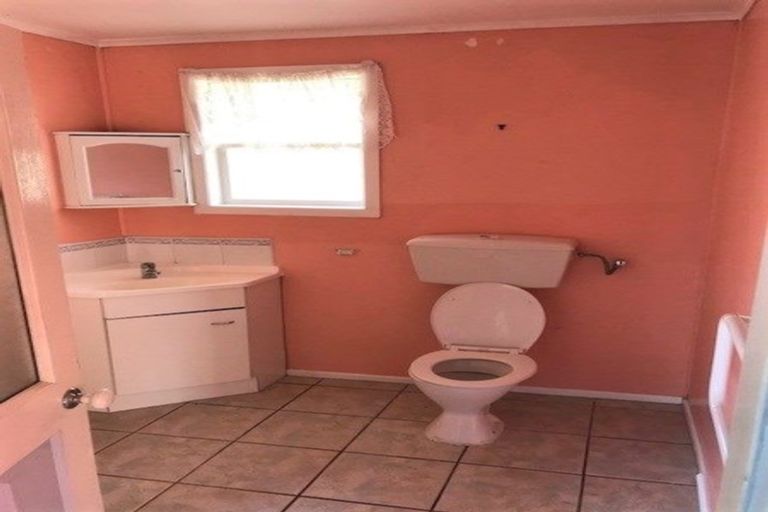 Photo of property in 68a Flanshaw Road, Te Atatu South, Auckland, 0610