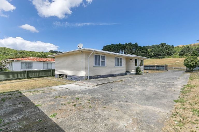 Photo of property in 19 Cardiff Crescent, Cannons Creek, Porirua, 5024