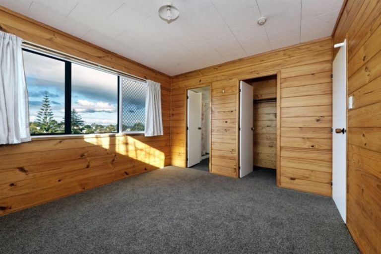 Photo of property in 2/22 Elizabeth Drive, West Harbour, Auckland, 0618