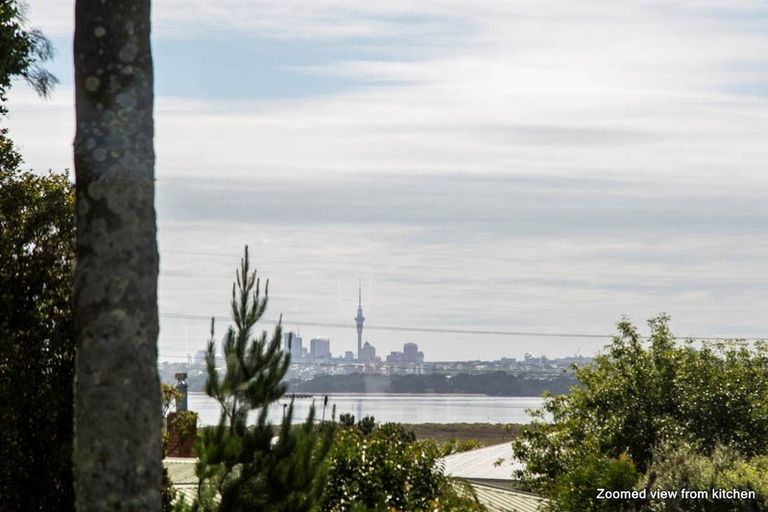 Photo of property in 10 Covil Avenue, Te Atatu South, Auckland, 0610