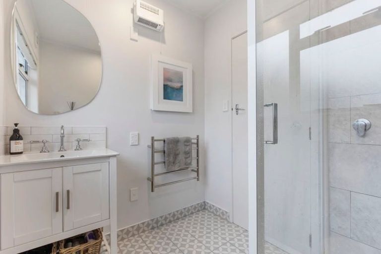 Photo of property in 1/23 Lake Road, Northcote, Auckland, 0627
