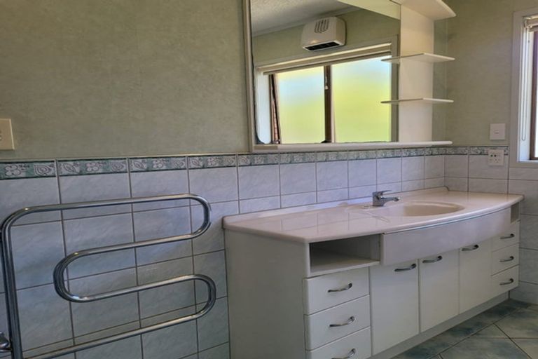 Photo of property in 18 Reynella Drive, Massey, Auckland, 0614