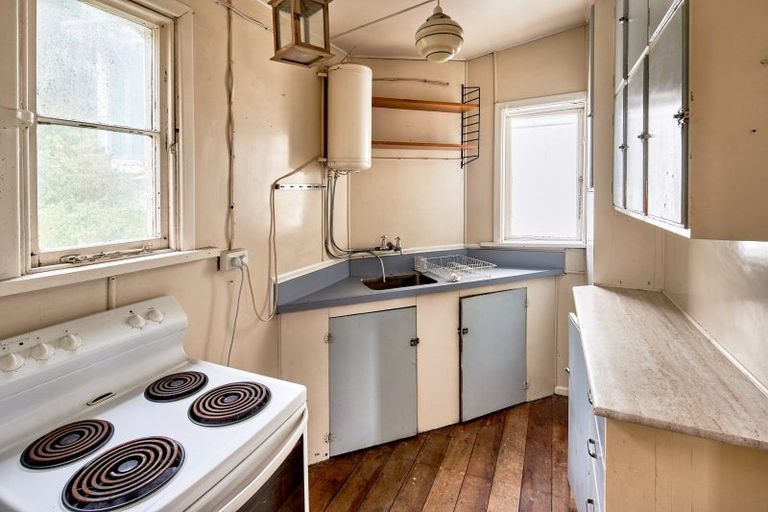 Photo of property in 68 Oriental Parade, Oriental Bay, Wellington, 6011