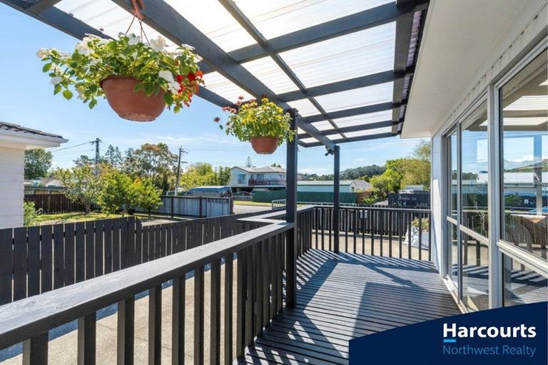 Photo of property in 16 Glen Road, Ranui, Auckland, 0612