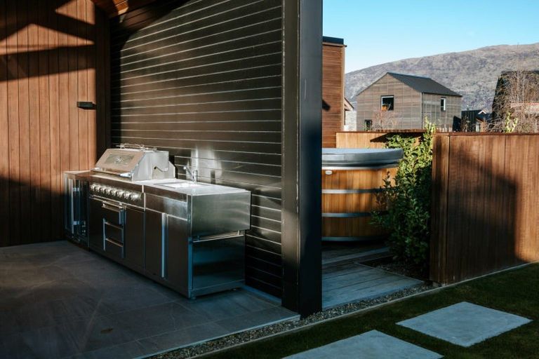 Photo of property in 2 Mccaw Mews, Wanaka, 9305