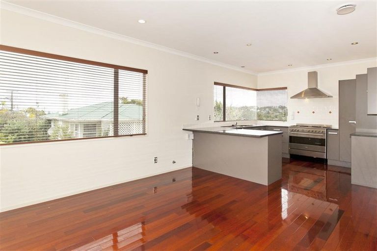 Photo of property in 8 Scarboro Terrace, Murrays Bay, Auckland, 0630