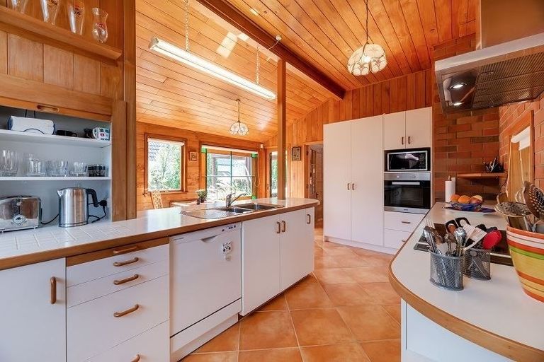 Photo of property in 8 Harrybrook Road, Green Bay, Auckland, 0604