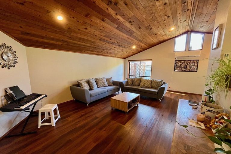 Photo of property in 2/11 Firle Place, Green Bay, Auckland, 0604