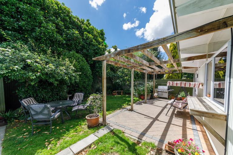 Photo of property in 16 Wikiriwhi Crescent, Awapuni, Palmerston North, 4412