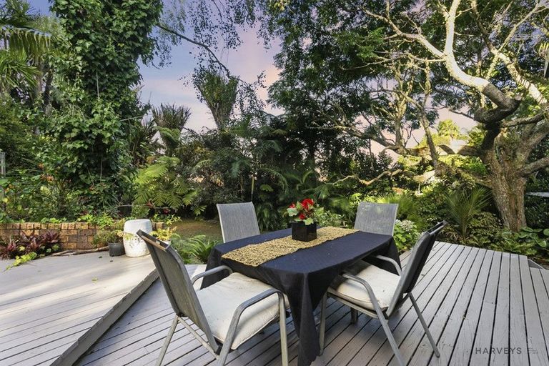Photo of property in 8 Atarua Gardens, Waiatarua, Auckland, 0604