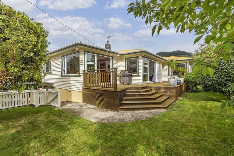 Photo of property in 21 Saint Johns Terrace, Tawa, Wellington, 5028