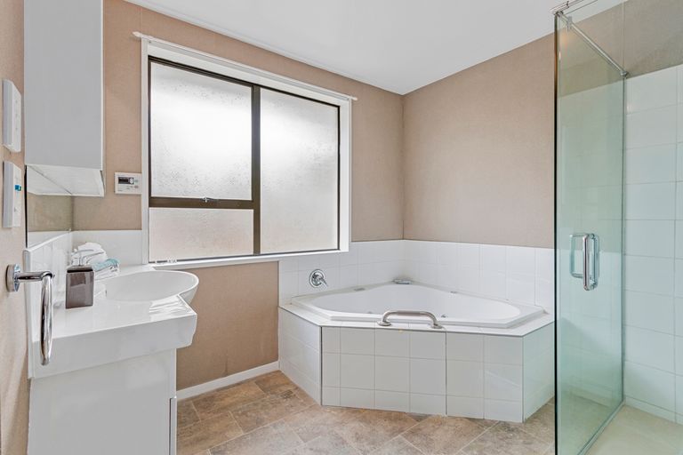 Photo of property in 28 Montclare Avenue, Ilam, Christchurch, 8041