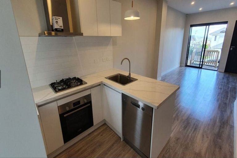 Photo of property in 2/6 Hepburn Road, Glendene, Auckland, 0602