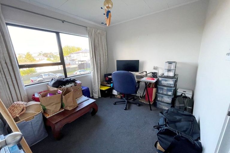 Photo of property in 2/1 Landsdale Place, Massey, Auckland, 0614