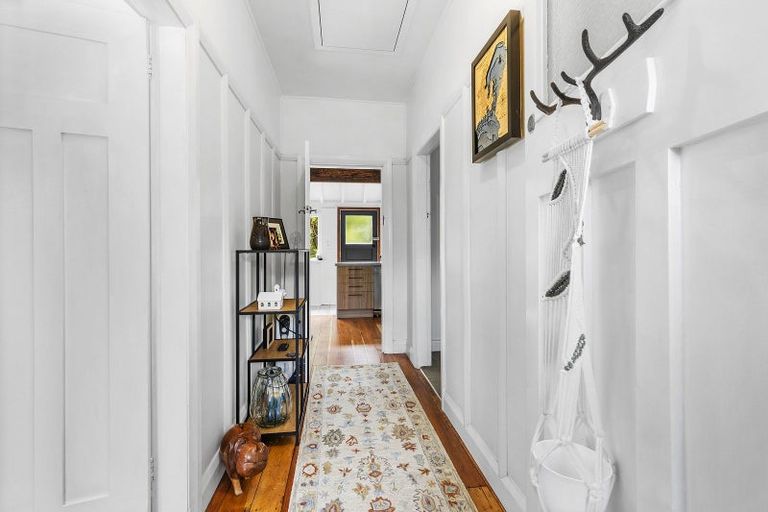 Photo of property in 3 Apu Crescent, Lyall Bay, Wellington, 6022