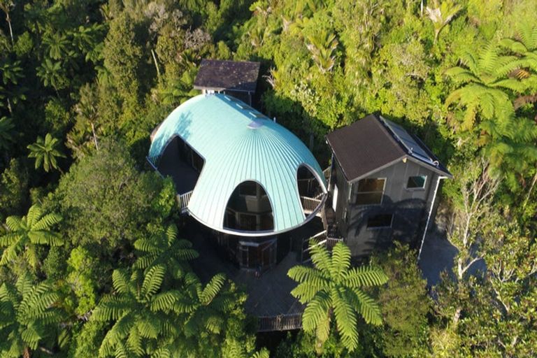 Photo of property in 440 Scenic Drive, Waiatarua, Auckland, 0612