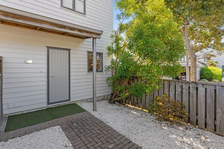 Photo of property in 1/8 Carolina Place, Albany, Auckland, 0632