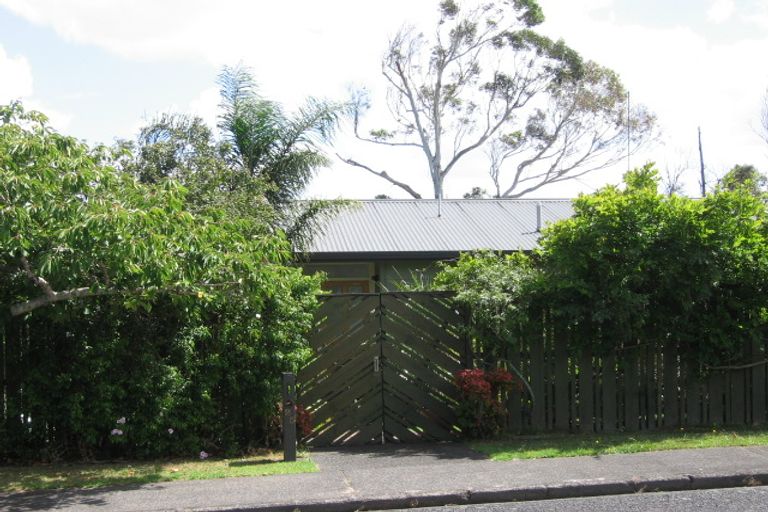 Photo of property in 25 Oruamo Place, Beach Haven, Auckland, 0626