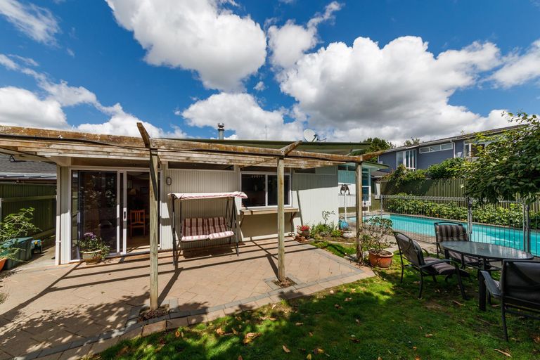 Photo of property in 16 Wikiriwhi Crescent, Awapuni, Palmerston North, 4412