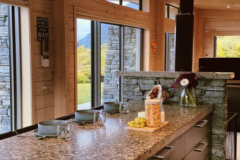 Photo of property in 17 Lookout Drive, Mount Creighton, Queenstown, 9371