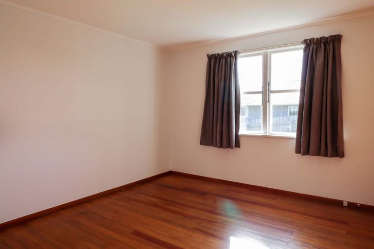 Photo of property in 60 Stewart Drive, Newlands, Wellington, 6037