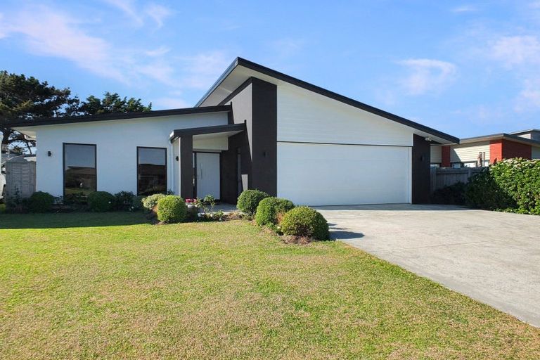 Photo of property in 17 Oxnam Place, Foxton Beach, Foxton, 4815