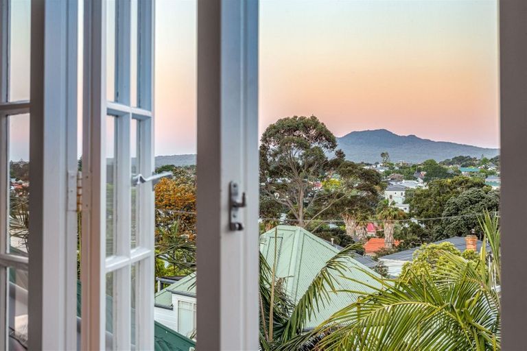 Photo of property in 4 William Bond Street, Stanley Point, Auckland, 0624