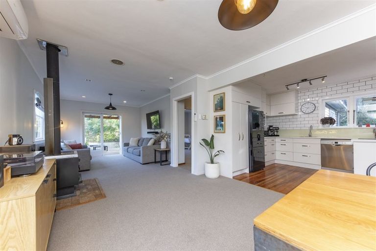 Photo of property in 5 Grovelands Way, Titirangi, Auckland, 0604